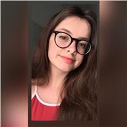 Laureata impartisce lezioni di inglese e aiuto compiti per studenti di scuola primaria, secondaria e superiori